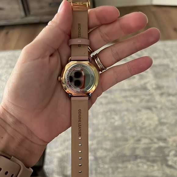 Michael Kors rose pink/gold watch - Picture 2 of 3